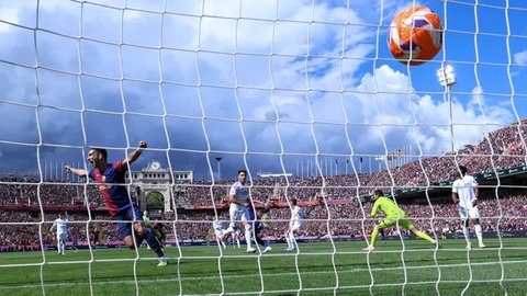 Pemain Barcelona, Raphinha mencetak gol ke gawang Real Madrid yang dijaga Thibaut Courtois dalam laga lanjutan Liga Spanyol 2024/2025 di Estadi Olimpic Lluis Companys, Barcelona, Spanyol, Min