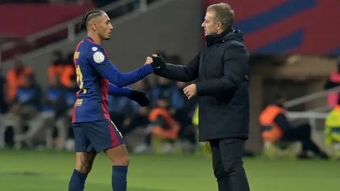 Pemain Barcelona, Raphinha mencetak gol ke gawang Real Madrid yang dijaga Thibaut Courtois dalam laga lanjutan Liga Spanyol 2024/2025 di Estadi Olimpic Lluis Companys, Barcelona, Spanyol, Min