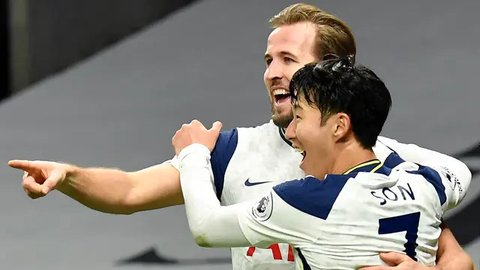 Striker Korea Selatan #07, Son Heung-Min, dari Tottenham Hotspur bertepuk tangan kepada para penggemar setelah pertandingan putaran keempat Piala FA Inggris antara Aston Villa dan Tottenha