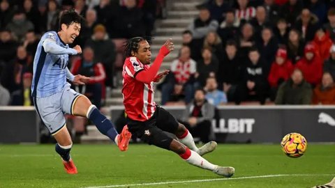 Striker Korea Selatan #07, Son Heung-Min, dari Tottenham Hotspur bertepuk tangan kepada para penggemar setelah pertandingan putaran keempat Piala FA Inggris antara Aston Villa dan Tottenha