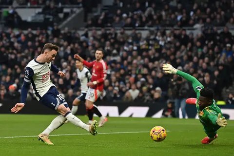 Bek Tottenham Hotspur asal Rumania #06 Radu Dragusin (C) berebut bola dengan penyerang Manchester United asal Denmark #09 Rasmus Hojlund selama pertandingan perempat final Piala Liga Inggr