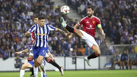 Bek Tottenham Hotspur asal Rumania #06 Radu Dragusin (C) berebut bola dengan penyerang Manchester United asal Denmark #09 Rasmus Hojlund selama pertandingan perempat final Piala Liga Inggr