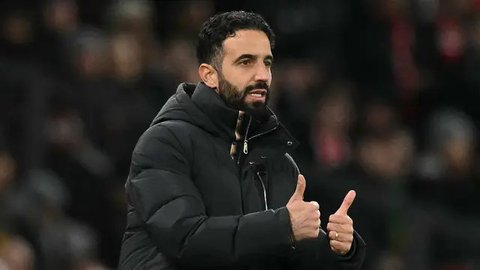 Pelatih Manchester United, Ruben Amorim memberikan tepuk tangan setelah timnya kalah dari West Ham United dalam laga lanjutan Liga Inggris 2024/2025 di Old Trafford, Manchester, Inggris, M