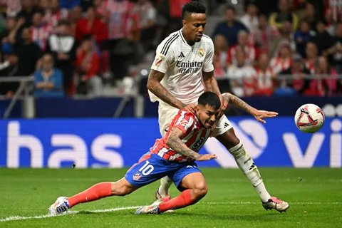 Pelatih Bayer Leverkusen, Xabi Alonso, memberi aplaus setelah pertandingan melawan Union Berlin pada laga Bundesliga di Bay Arena, Minggu (12/11/2023). Anak asuh Xabi Alonso masih belum terka