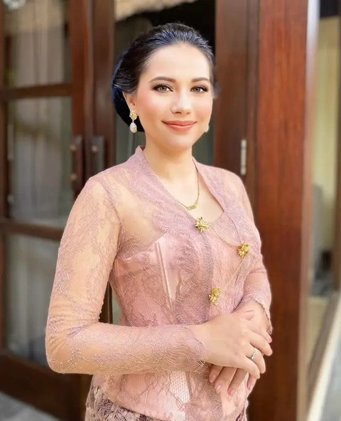 Potret Elodie Bouttier Adik Maxime Bouttier, Cantik Berkebaya saat Pernikahan Luna Maya