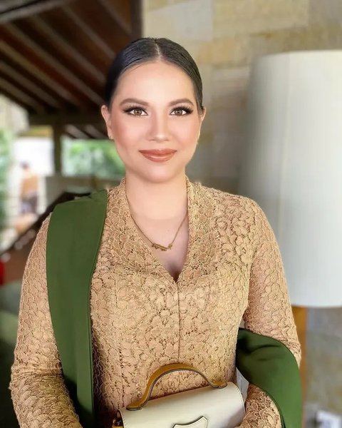 Potret Elodie Bouttier Adik Maxime Bouttier, Cantik Berkebaya saat Pernikahan Luna Maya