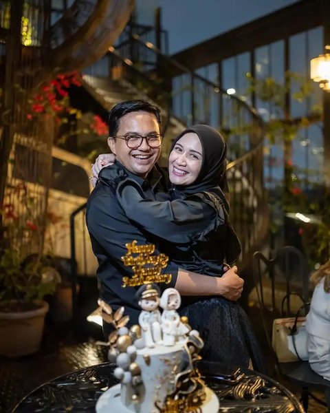 Bertemu di Forum Wakil Kepala Daerah, Solo, 11-13 Juni 2023, Gibran Rakabuming Raka menyelamati Sahrul Gunawan yang telah menikahi Dine Mutiara. (Foto: Dok. Instagram @sahrulgunawanofficial)