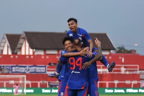 Pelatih Timnas Indonesia U-23, Gerald Vanenburg, memantau pemain muda Arema FC dan Persik Kediri di Stadion Kanjuruhan, Kabupaten Malang, Minggu (11/5/2025). (Bola.com/Iwan Setiawan)