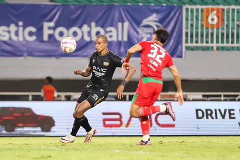 Ilustrasi - Tyronne del Pino Persib, Alex Martins Dewa United (Bola.com/Adreanus Titus)