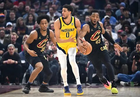 Pemain Pacers Pascal Siakam melepaskan tembakan saat melawan Cavaliers di semifinal wilayah NBA (AFP)