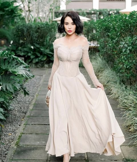 Inilah potret Dearly Djoshua yang langsung disorot publik usai menghadiri pernikahan Luna Maya dan Maxime Bouttier di Bali. Dalam video yang viral, Dearly tampak menggandeng Ari Lasso memasuki venue, memicu spekulasi soal hubungan spesial mereka. Meski belum dikonfirmasi, momen kebersamaan ini sukses mencuri perhatian publik.