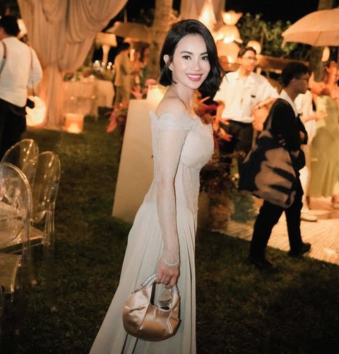 Tak sekadar hadir sebagai "gandengan" Ari Lasso, Dearly ternyata memang memiliki kedekatan dengan Luna Maya. Keduanya sudah berteman sejak lama, menunjukkan bahwa kehadirannya bukanlah sekadar kebetulan. Sosok Dearly juga dikenal di kalangan sosialita dan sering tampil di berbagai acara penting.