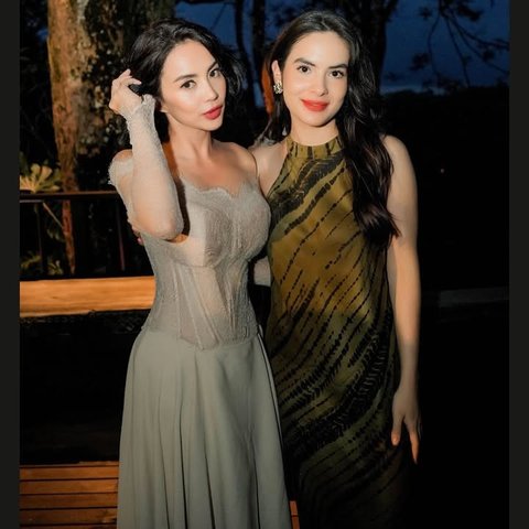 Dearly Joshua memancarkan pesona layaknya seorang bintang. Berfoto bersama para selebriti ternama, ia tampil percaya diri dengan gaya anggun. Kehadirannya di malam pernikahan Luna Maya semakin terasa spesial dengan nuansa hangat dan latar malam yang romantis.