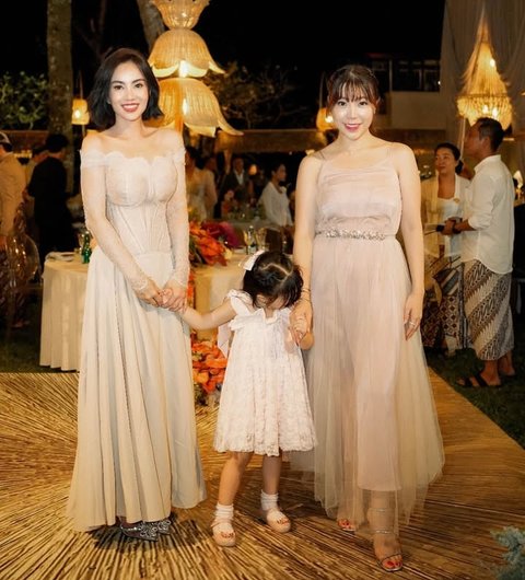 Dearly Djoshua tampil menawan dalam balutan gaun nude elegan saat menghadiri pernikahan Luna Maya dan Maxime Bouttier. Meski sudah ramai disorot publik, hingga kini baik Dearly Joshua maupun Ari Lasso belum juga memberikan konfirmasi resmi terkait kabar kedekatan mereka.<br />Temukan berbagai potret menarik dan kabar terbaru seputar dunia hiburan di kapanlagi.com. Kalau bukan sekarang, KapanLagi?