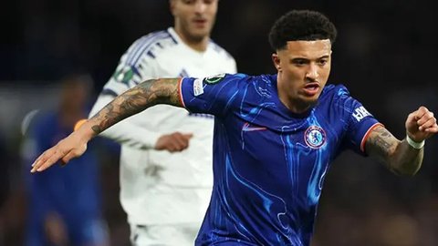 Gelandang Chelsea asal Inggris bernomor punggung 19, Jadon Sancho, merayakan gol kelima timnya selama pertandingan Liga Primer Inggris antara Southampton dan Chelsea di Stadion St Mary di