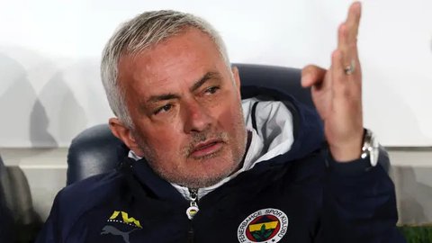 Gelandang Chelsea asal Inggris bernomor punggung 19, Jadon Sancho, merayakan gol kelima timnya selama pertandingan Liga Primer Inggris antara Southampton dan Chelsea di Stadion St Mary di