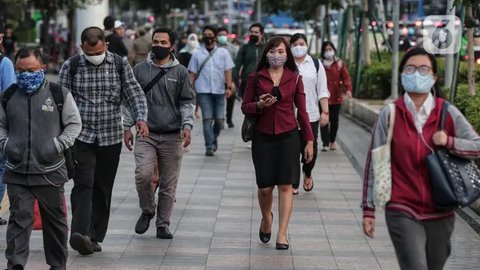 Sejumlah pekerja mengenakan masker melintas saat jam pulang kerja di kawasan Sudirman, Jakarta, Rabu (16/8/2023). (Liputan6.com/Angga Yuniar)