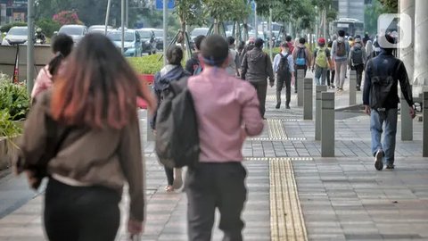 Sejumlah pekerja mengenakan masker melintas saat jam pulang kerja di kawasan Sudirman, Jakarta, Rabu (16/8/2023). (Liputan6.com/Angga Yuniar)