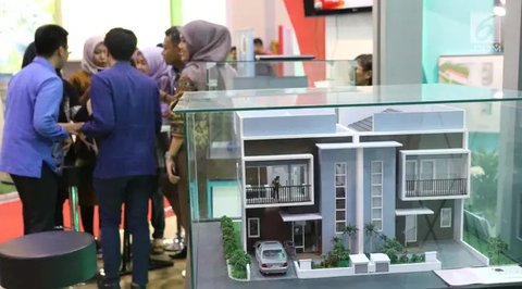 Pengunjung berdiri dekat maket hunian yang dipamerkan dalam pameran Indonesia Properti Expo di Jakarta Convention Centre, Jakarta, Minggu (15/5/2022). Tahun ini, Indonesia Property Expo atau