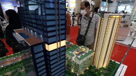 Pengunjung berdiri dekat maket hunian yang dipamerkan dalam pameran Indonesia Properti Expo di Jakarta Convention Centre, Jakarta, Minggu (15/5/2022). Tahun ini, Indonesia Property Expo atau