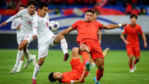 Fajar Sadboy menangis saat nobar laga Timnas Indonesia vs China di Kompleks Stadion Utama Gelora Bung Karno (SUGBK), Senayan, Jakarta, Selasa (15/10/2024) malam WIB. (Bola.com/Abdul Aziz)