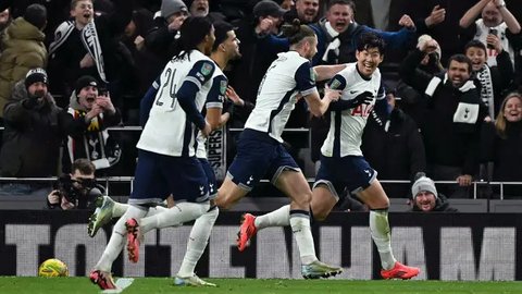 Penyerang Tottenham Hotspur asal Korea Selatan #07, Son Heung-Min, meninggalkan lapangan setelah digantikan selama pertandingan Liga Primer Inggris antara Tottenham Hotspur dan Southampton
