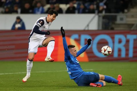 Penyerang Tottenham Hotspur asal Korea Selatan #07, Son Heung-Min, meninggalkan lapangan setelah digantikan selama pertandingan Liga Primer Inggris antara Tottenham Hotspur dan Southampton