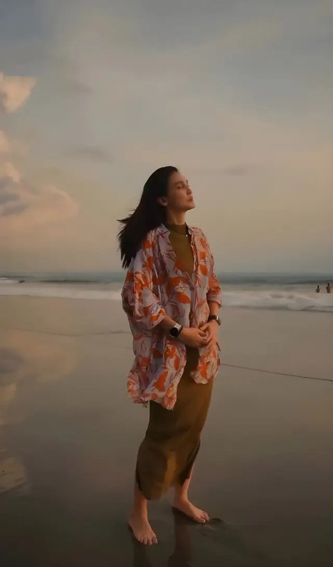 Outfit Liburan di Pantai Ala Luna Maya (Sumber: IG/lunamaya)