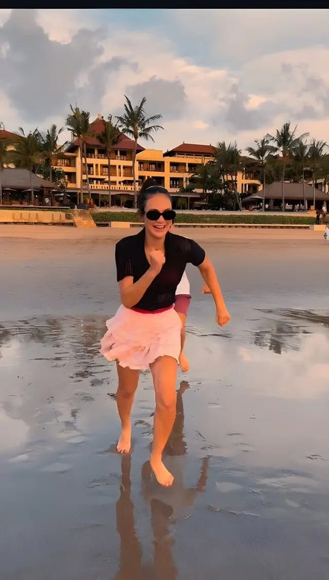 Outfit Liburan di Pantai Ala Luna Maya (Sumber: IG/lunamaya)