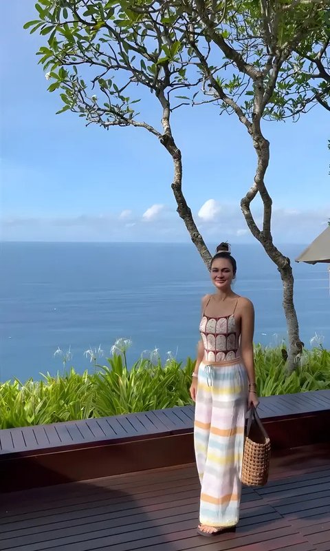 Outfit Liburan di Pantai Ala Luna Maya (Sumber: IG/lunamaya)
