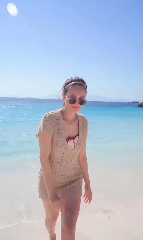 Outfit Liburan di Pantai Ala Luna Maya (Sumber: IG/lunamaya)