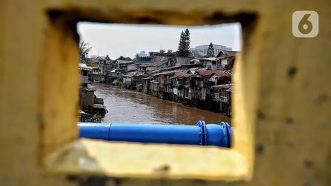 Suasana permukiman padat penduduk di bantaran Sungai Ciliwung, kawasan Manggarai, Jakarta, Rabu (14/5/2025). (Liputan6.com/Angga Yuniar)