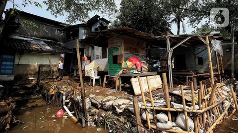 Guna mengatasi persoalan banjir, Pemerintah Provinsi (Pemprov) Daerah Khusus Jakarta berencana melanjutkan proyek normalisasi Sungai Ciliwung pada Juni 2025. (Liputan6.com/Angga Yuniar)