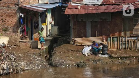Bahkan, di sejumlah titik masih terdapat penolakan dari warga yang tinggal di sepanjang bantaran Sungai Ciliwung. (Liputan6.com/Angga Yuniar)