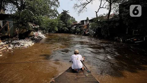 Keberadaan perahu penyeberangan atau eretan di kali Ciliwung, kawasan Manggarai, Jakarta seolah tidak tergerus zaman. (Liputan6.com/Angga Yuniar)