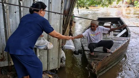 Di tengah geliat pembangunan infrastruktur kota Jakarta, sebagian warga Manggarai dan Kebon Pala masih mengandalkan cara lama untuk menyeberangi sungai atau kali. (Liputan6.com/Angga Yuniar)