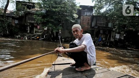 Keberadaan perahu ini juga membantu warga mempersingkat jarak dan waktu tempuh. (Liputan6.com/Angga Yuniar)
