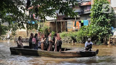 Perahu dengan material kayu itu menjadi pilihan bagi mereka yang tidak memiliki akses ke transportasi umum atau ingin menghindari kemacetan. (Liputan6.com/Angga Yuniar)