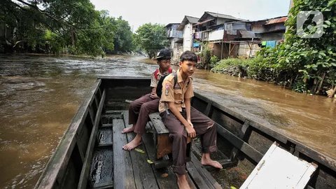 Perahu eretan sudah lama menjadi andalan pelajar dan warga untuk menyeberang dari dan ke kawasan Manggarai atau Kebon Pala Jakarta. (Liputan6.com/Angga Yuniar)