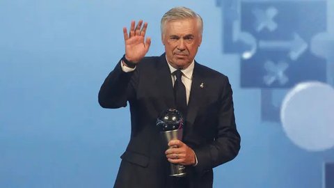 Pelatih Real Madrid, Carlo Ancelotti memberi instruksi saat pertandingan leg pertama semifinal Copa del Rey antara Real Madrid dan Barcelona di Santiago Bernabeu, Madrid pada 2 Maret 2023. Se