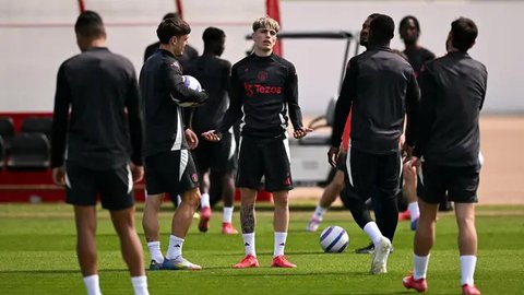 Pelatih Manchester United, Ruben Amorim tersenyum setelah menang atas Lyon dalam laga lanjutan Liga Europa 2024/2025 di Old Trafford, Manchester, Inggris, Jumat (18/04/2025) dini hari WIB. (A