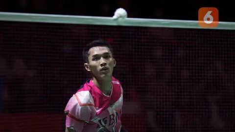 Pebulu tangkis tunggal putra Indonesia, Jonatan Christie saat melawan wakil Jepang, Kenta Nishimoto pada laga perempat final Indonesia Masters 2025 di Istora Senayan, Jakarta, Jumat (24/01