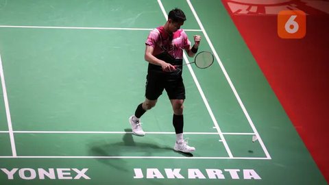 Pebulu tangkis tunggal putra Indonesia, Jonatan Christie saat melawan wakil Jepang, Kenta Nishimoto pada laga perempat final Indonesia Masters 2025 di Istora Senayan, Jakarta, Jumat (24/01