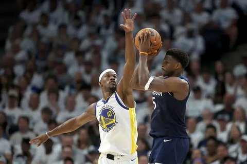 Pemain Timberwolves Julius Randle beraksi saat melawan Warriors di semifinal Wilayah Barat NBA (AFP)