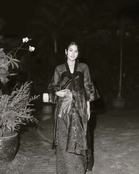 Maudy Ayunda pancarkan pesona magis saat bacakan puisi perjalanan cinta Habibie dan Ainun (@maudyayunda)