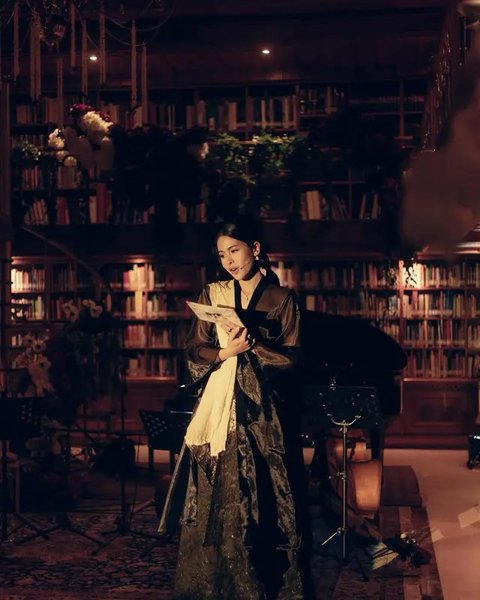 Maudy Ayunda pancarkan pesona magis saat bacakan puisi perjalanan cinta Habibie dan Ainun (@maudyayunda)
