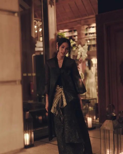 Maudy Ayunda pancarkan pesona magis saat bacakan puisi perjalanan cinta Habibie dan Ainun (@maudyayunda)