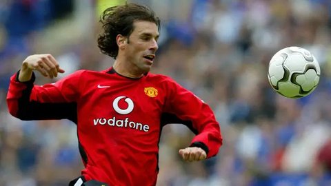 Pemain sepak bola profesional dan investor Prancis, Patrice Evra, memberikan wawancara di panggung utama Web Summit di Lisbon pada 14 November 2023. Acara teknologi terbesar di Eropa, Web