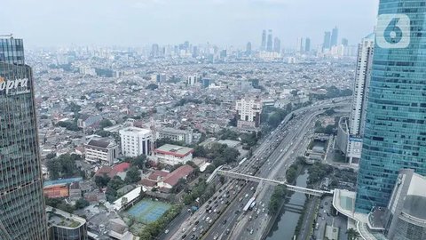 FOTO: Kualitas Udara di Jakarta Tidak Sehat untuk Kelompok Rentan dan Sensitif