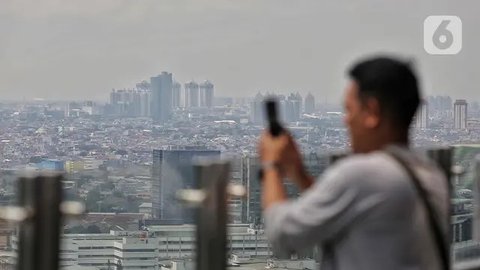 FOTO: Kualitas Udara di Jakarta Tidak Sehat untuk Kelompok Rentan dan Sensitif